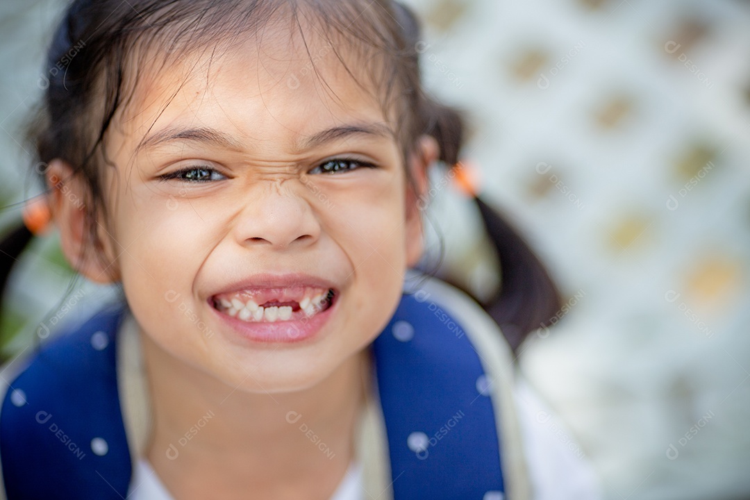De volta à escola. Menina asiática lendo um livro. Alunos do ensino fundamental depois das aulas aprendendo lição de casa.