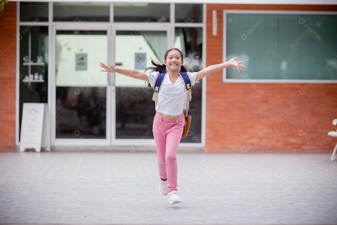 De volta à escola. Menina asiática lendo um livro. Alunos do ensino fundamental depois das aulas aprendendo lição de casa.