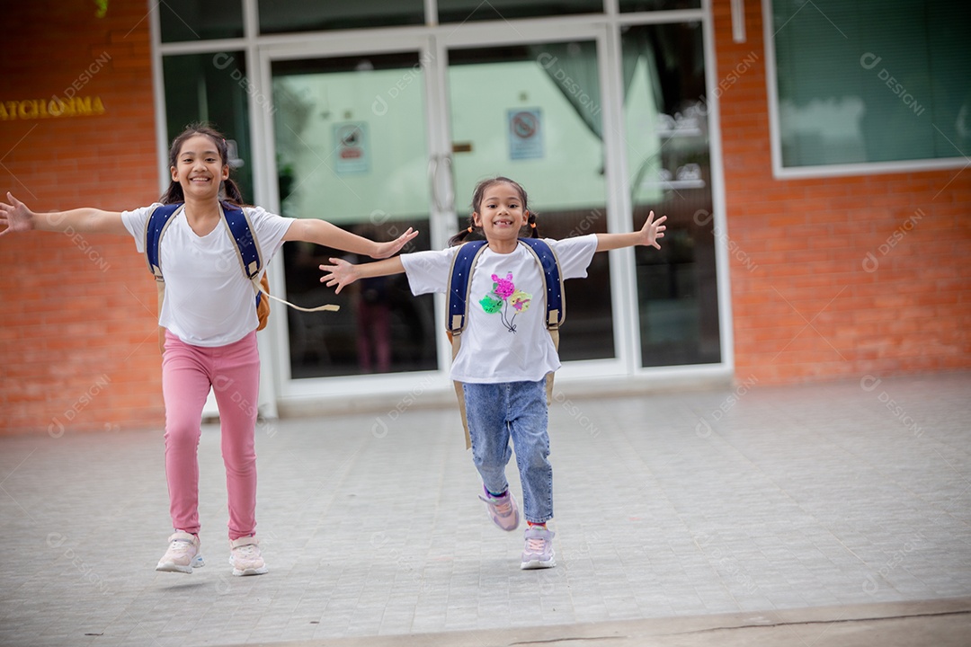 De volta à escola. Menina asiática lendo um livro. Alunos do ensino fundamental depois das aulas aprendendo lição de casa.