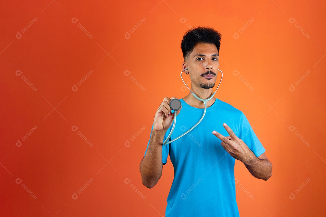 Novo médico ou veterinário isolado em fundo laranja.