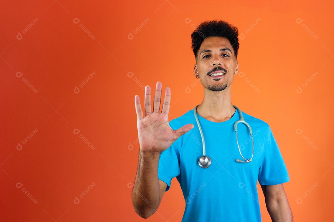 Novo médico ou veterinário isolado em fundo laranja.