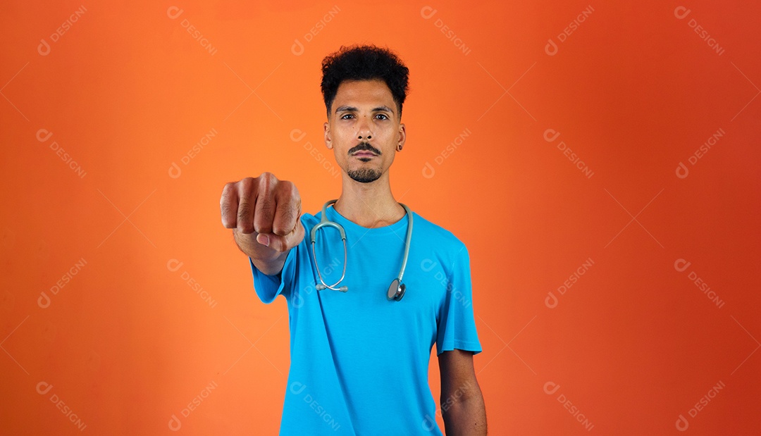 Novo médico ou veterinário isolado em fundo laranja.