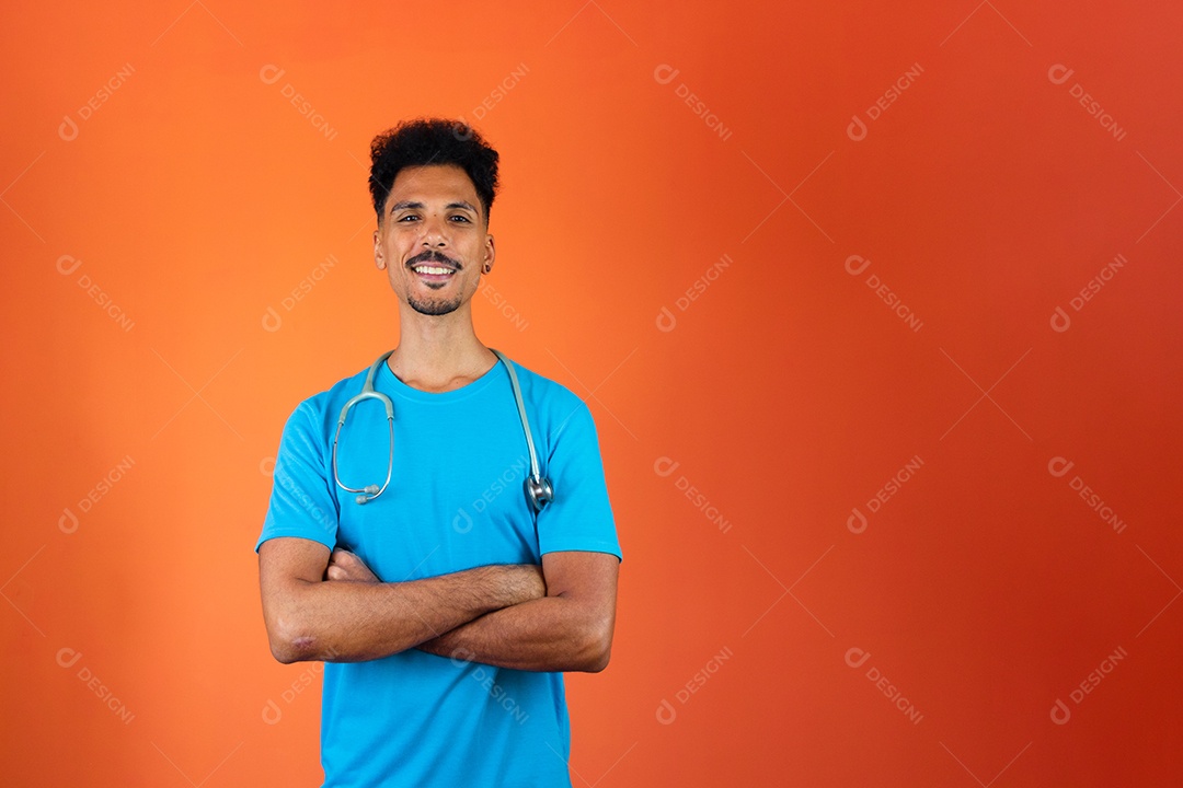 Novo médico ou veterinário isolado em fundo laranja.