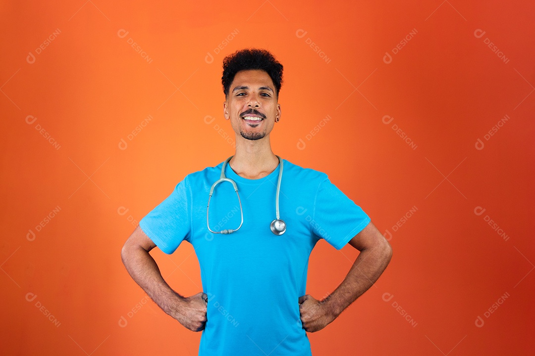 Novo médico ou veterinário isolado em fundo laranja.