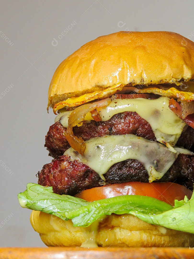 Delicioso hamburguer com queijo e salada