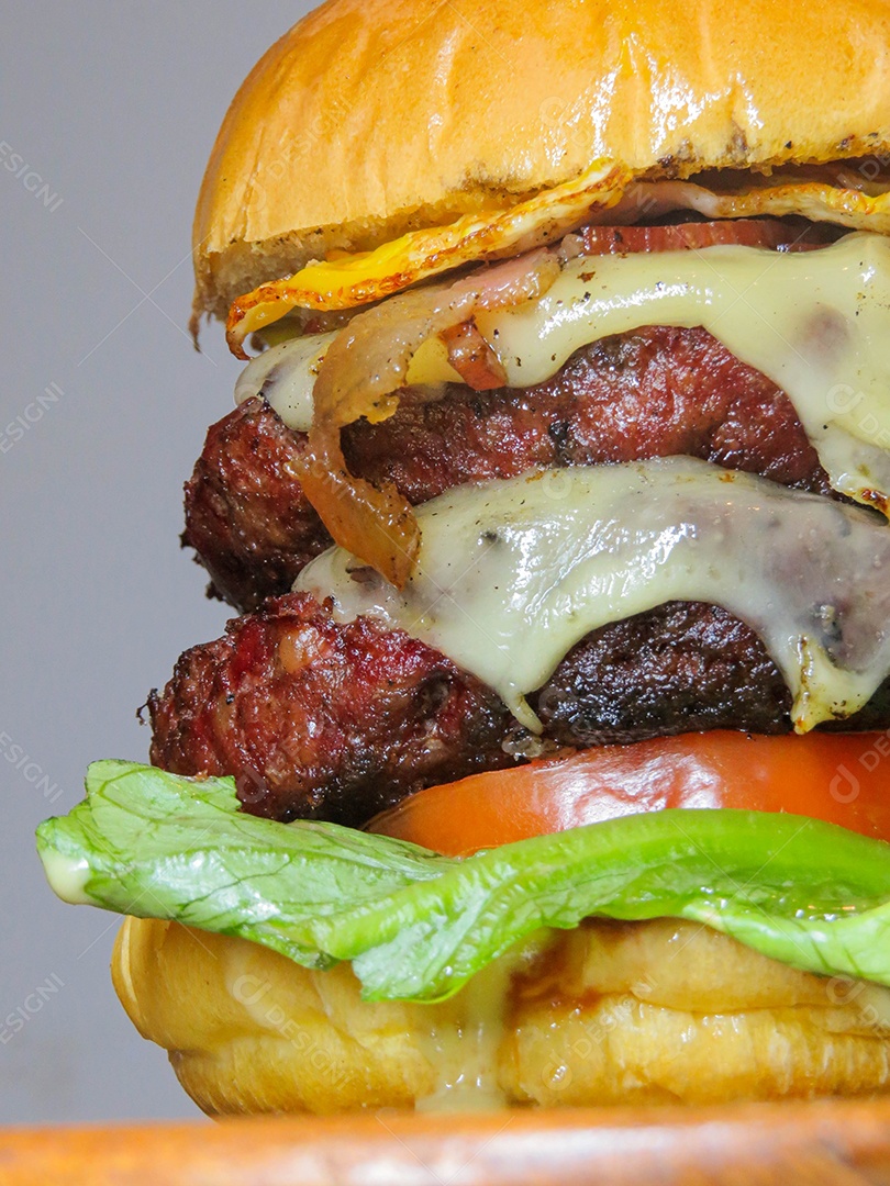Delicioso hamburguer com queijo e salada