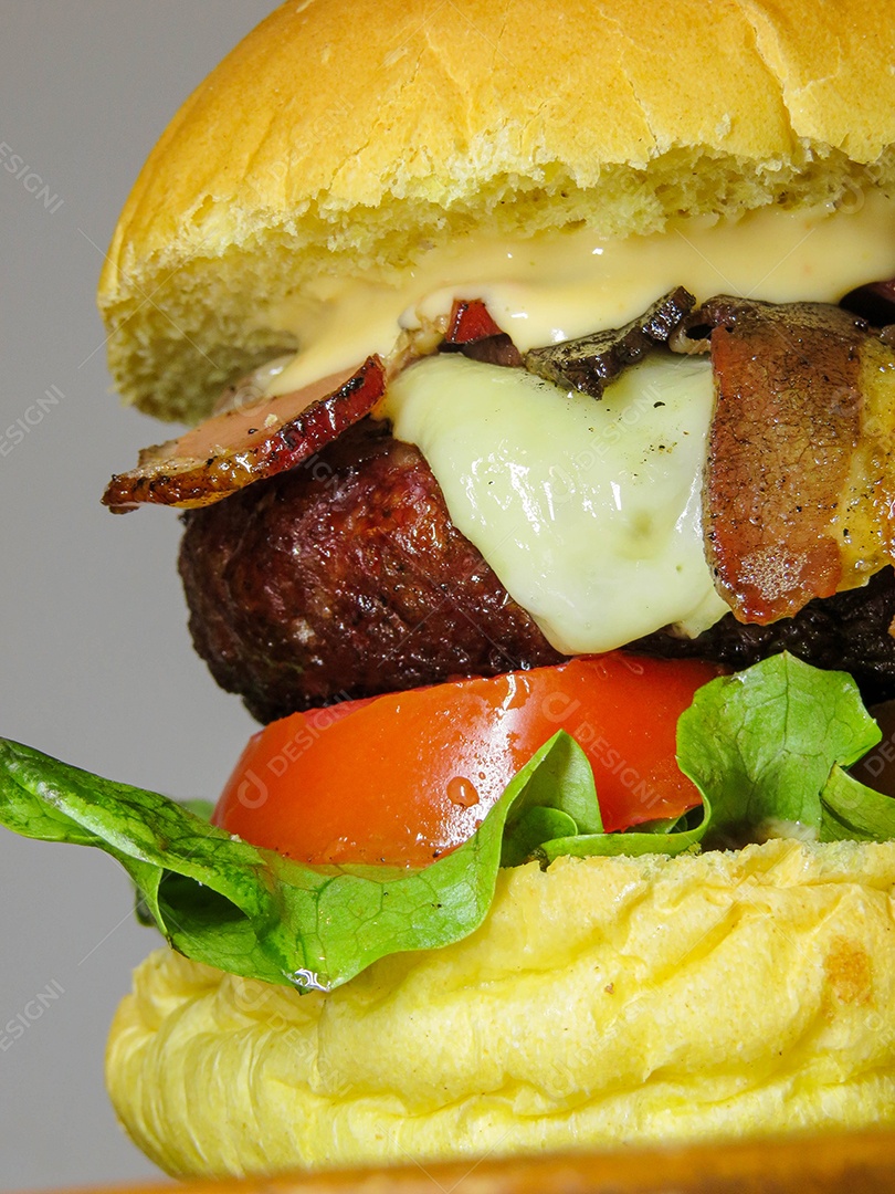 Delicioso hamburguer com queijo e salada