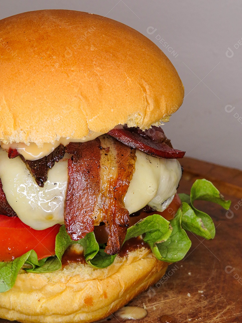 Delicioso hamburguer com queijo e salada