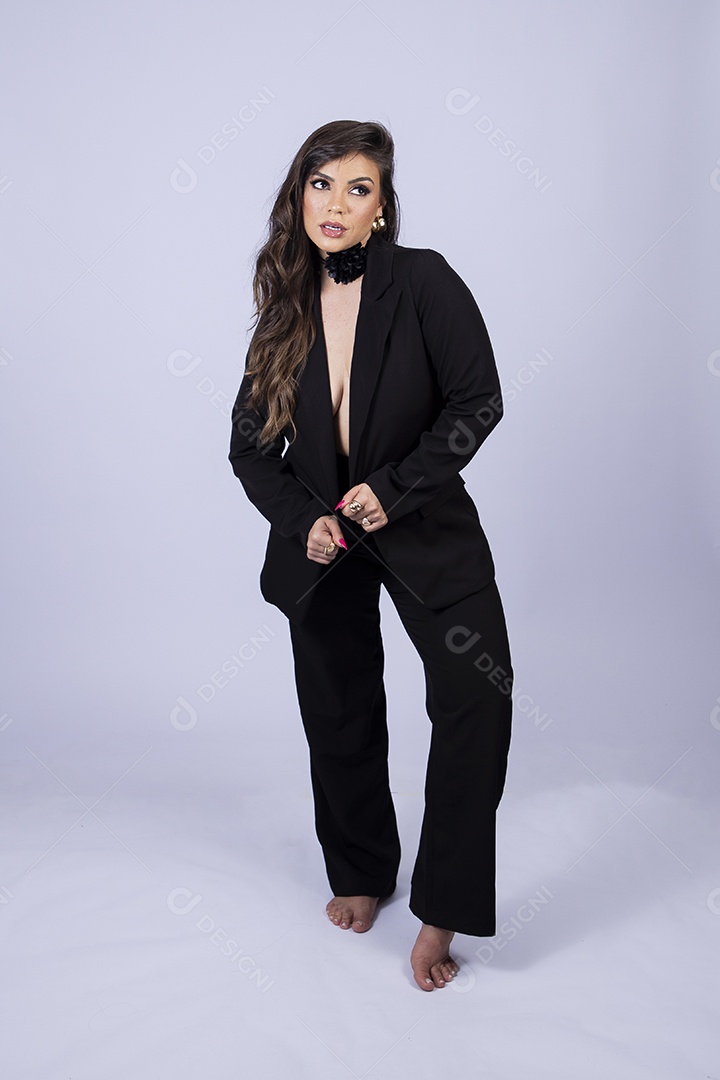 Linda mulher posando para fotos de roupa preta