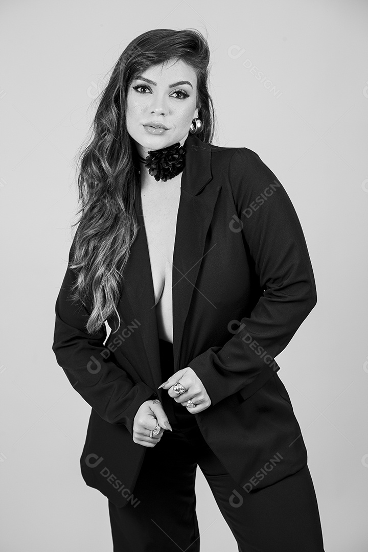 Linda mulher posando para fotos de roupa preta