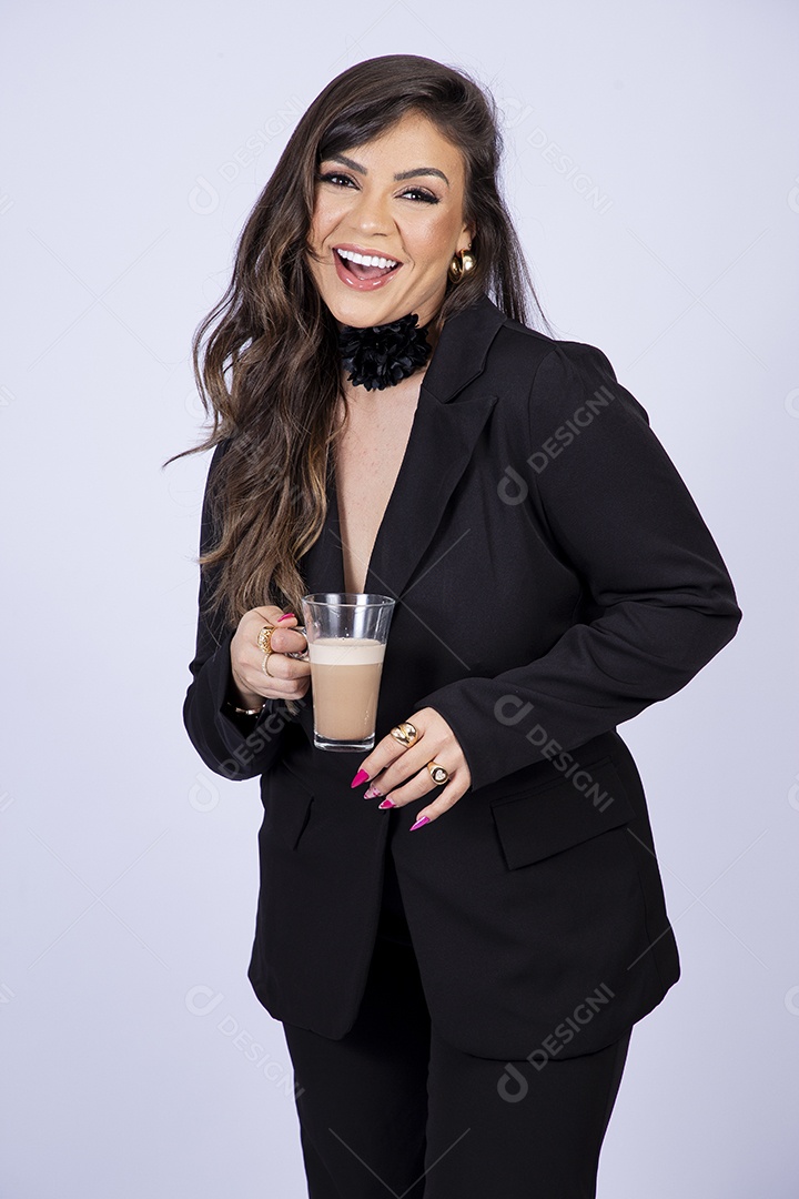 Linda mulher posando para fotos de roupa preta