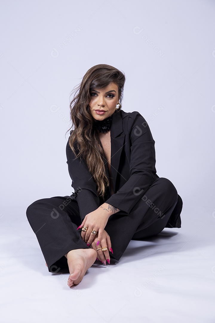 Linda mulher posando para fotos de roupa preta