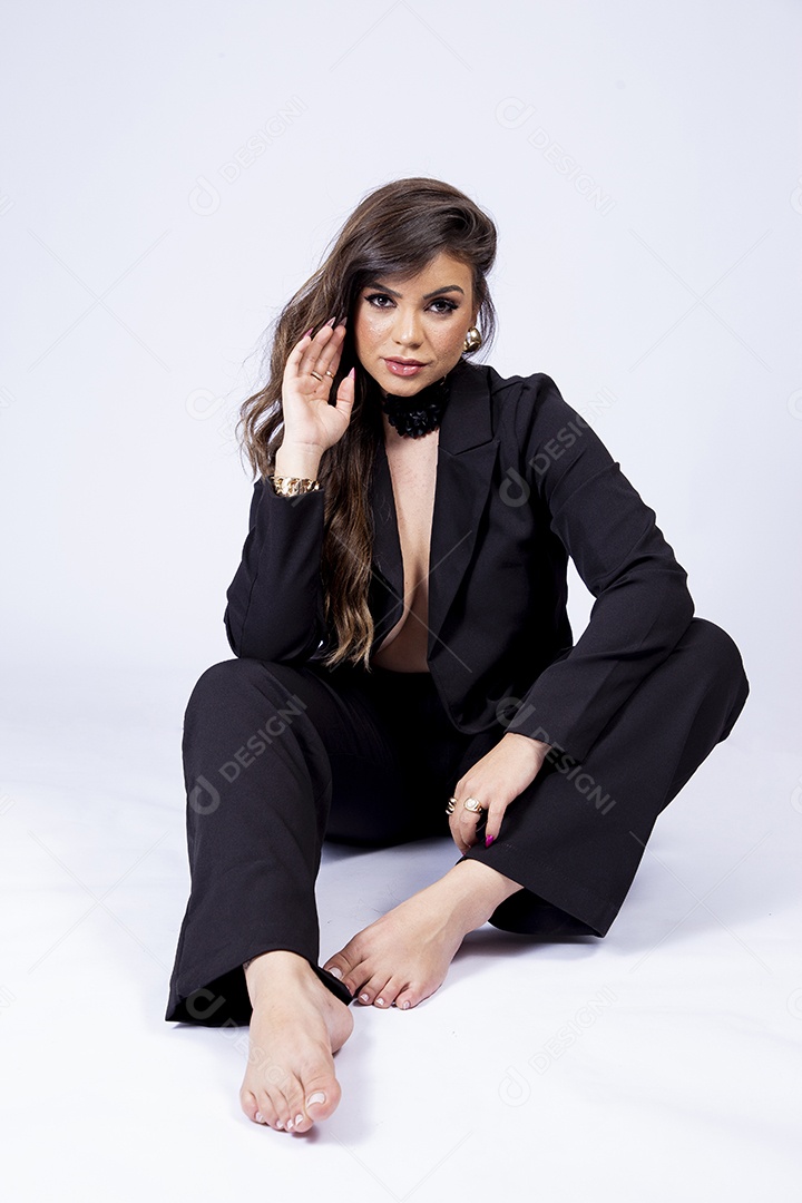 Linda mulher posando para fotos de roupa preta