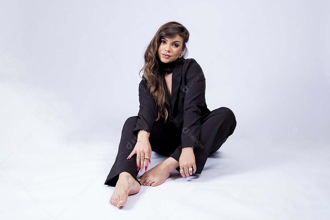 Linda mulher posando para fotos de roupa preta