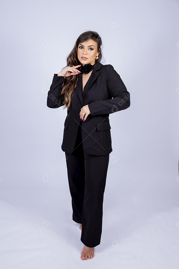 Linda mulher posando para fotos de roupa preta