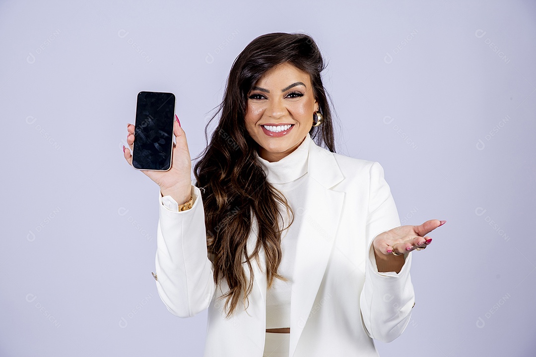 Linda mulher posando para fotos de roupa branca