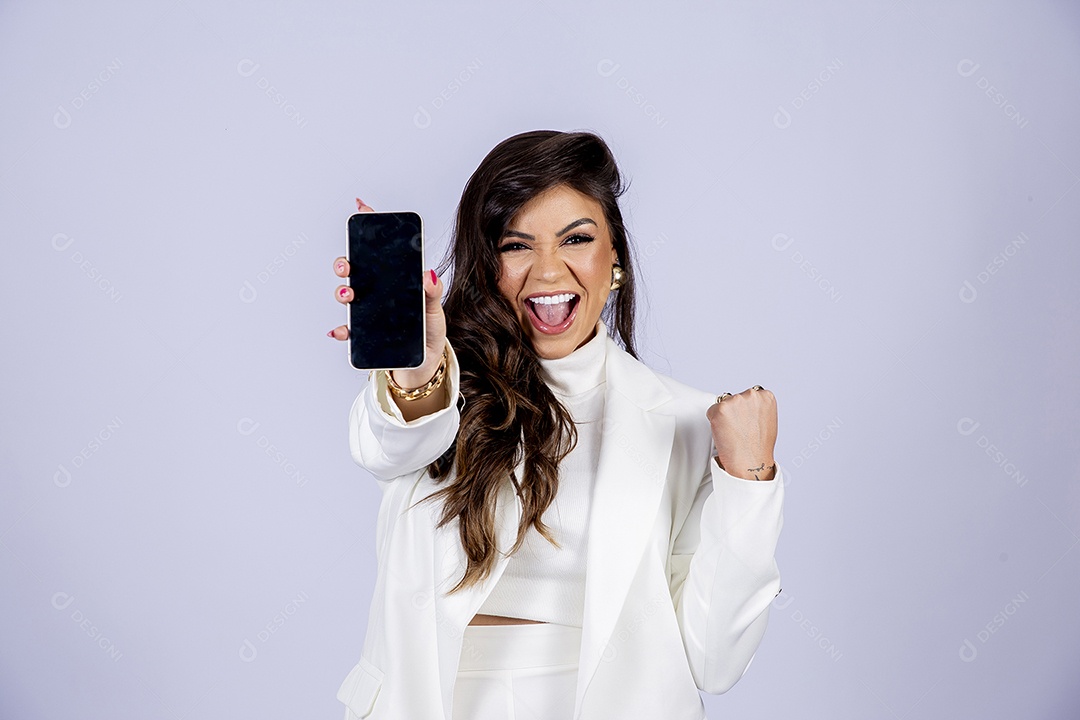 Linda mulher posando para fotos de roupa branca