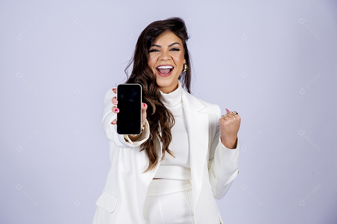 Linda mulher posando para fotos de roupa branca