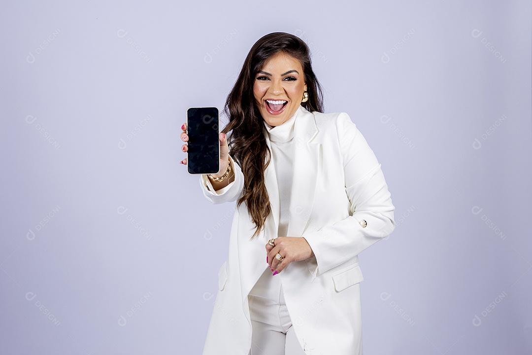 Linda mulher posando para fotos de roupa branca