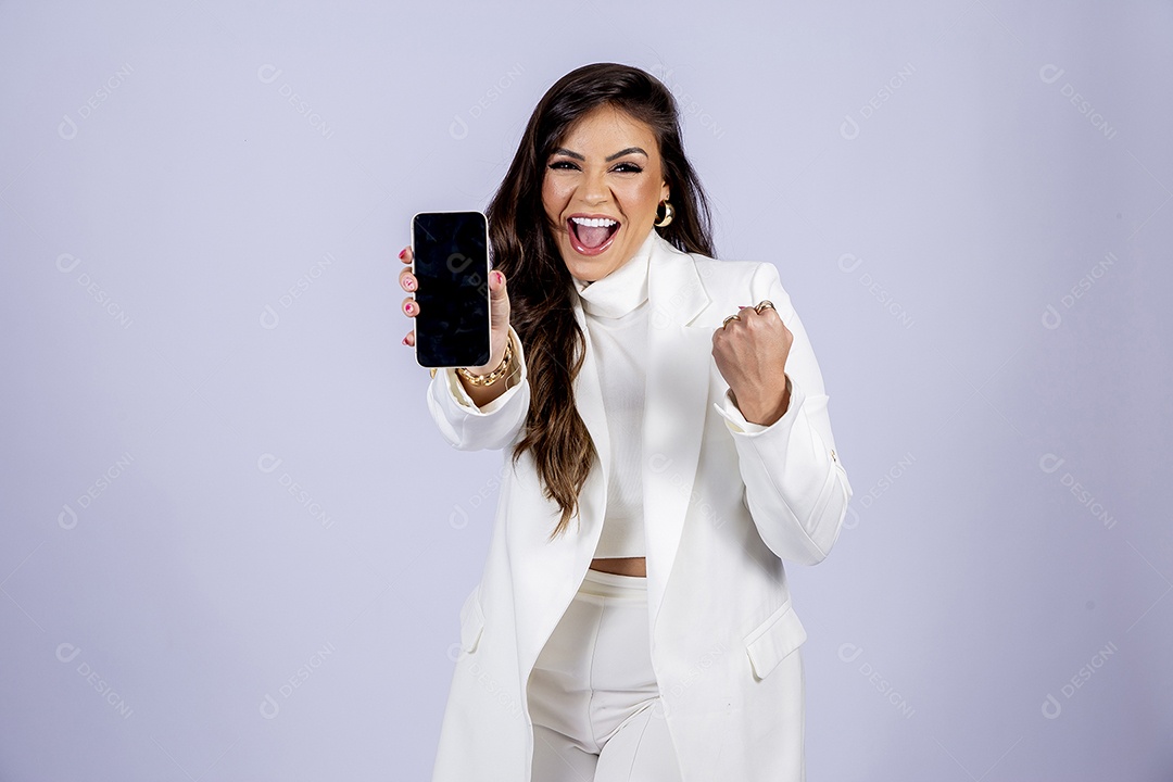 Linda mulher posando para fotos de roupa branca