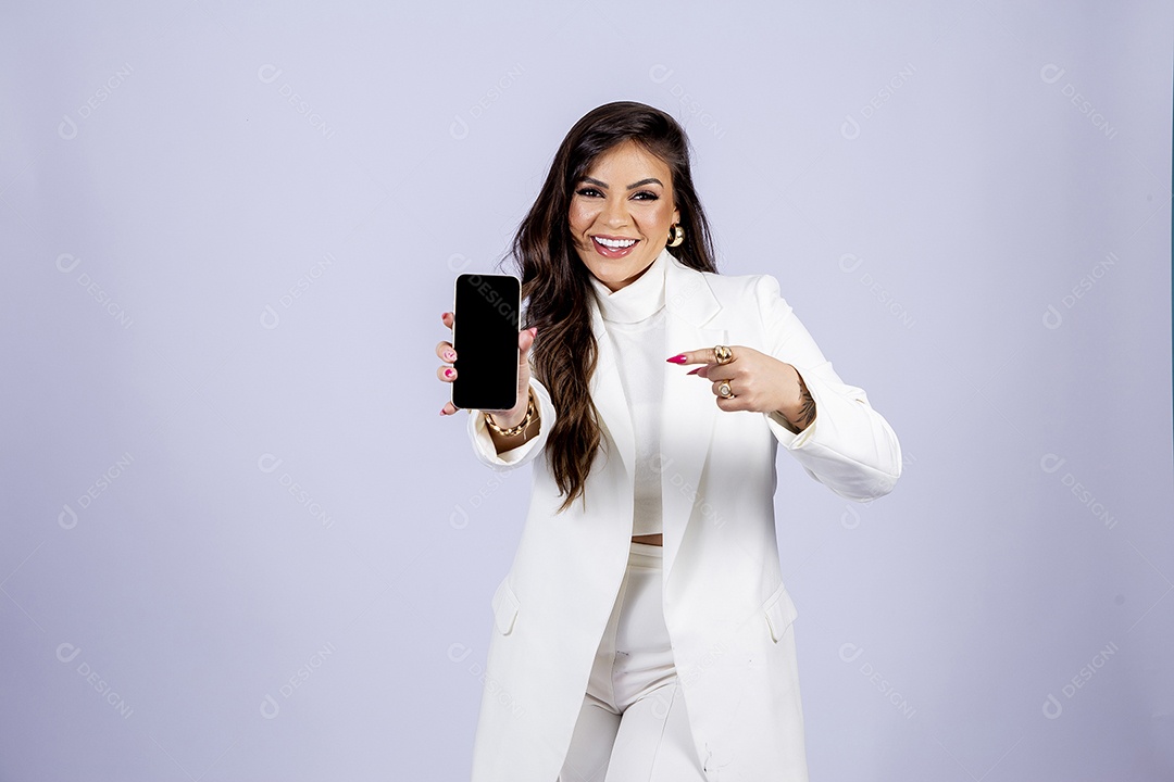 Linda mulher posando para fotos de roupa branca