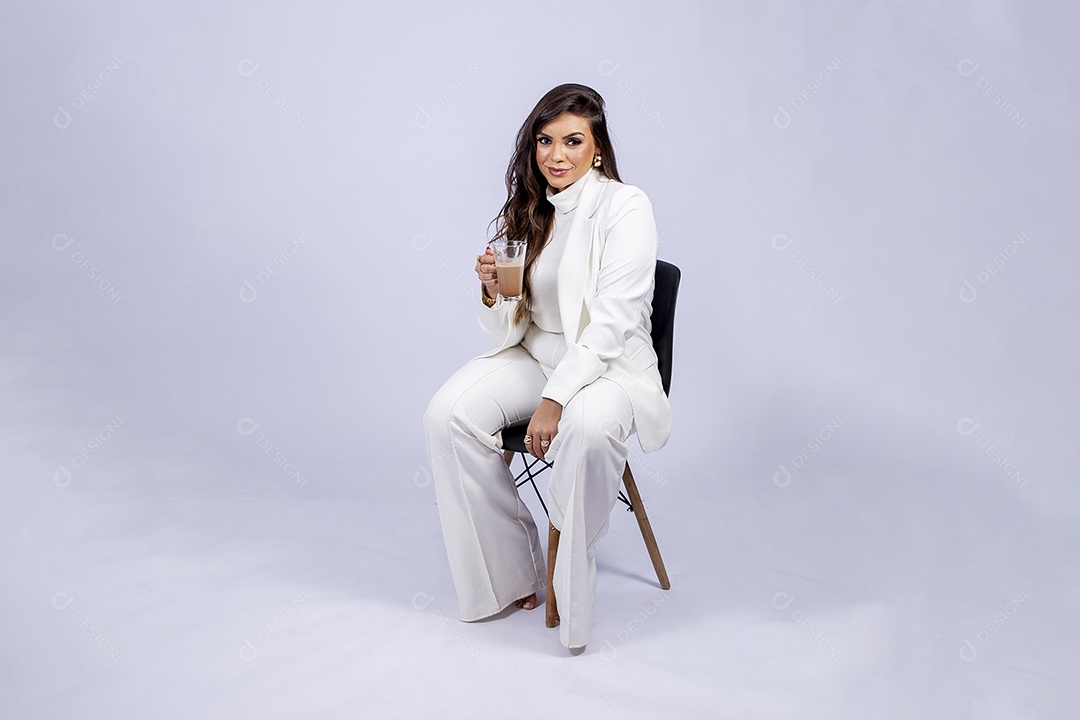 Linda mulher posando para fotos de roupa branca