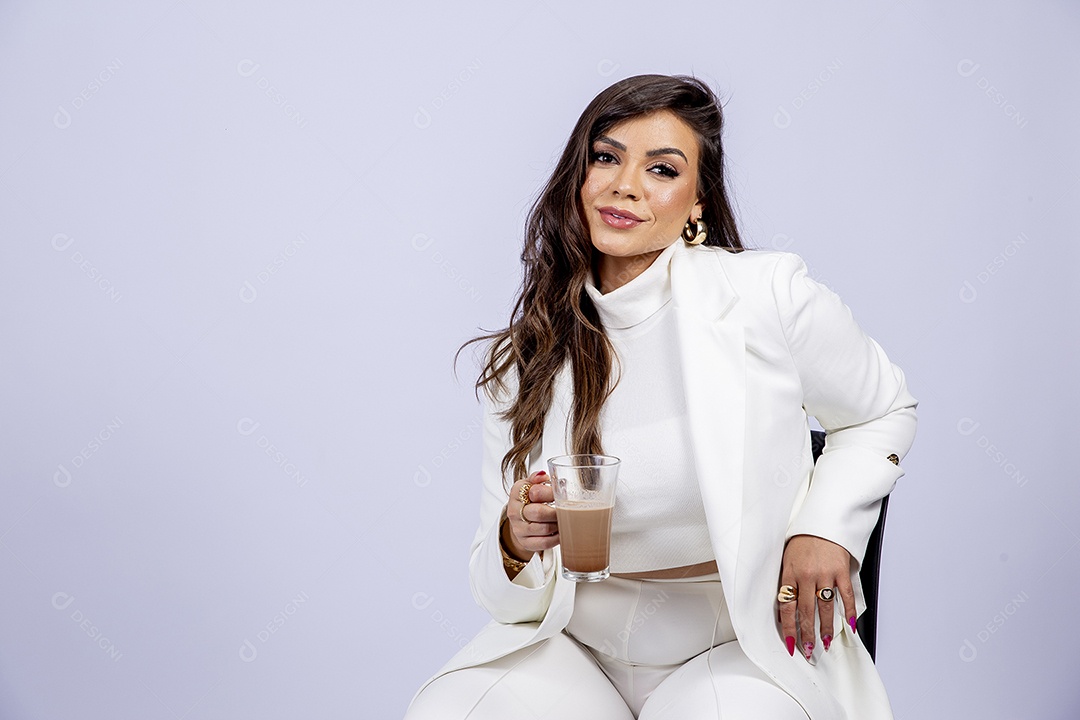 Linda mulher posando para fotos de roupa branca