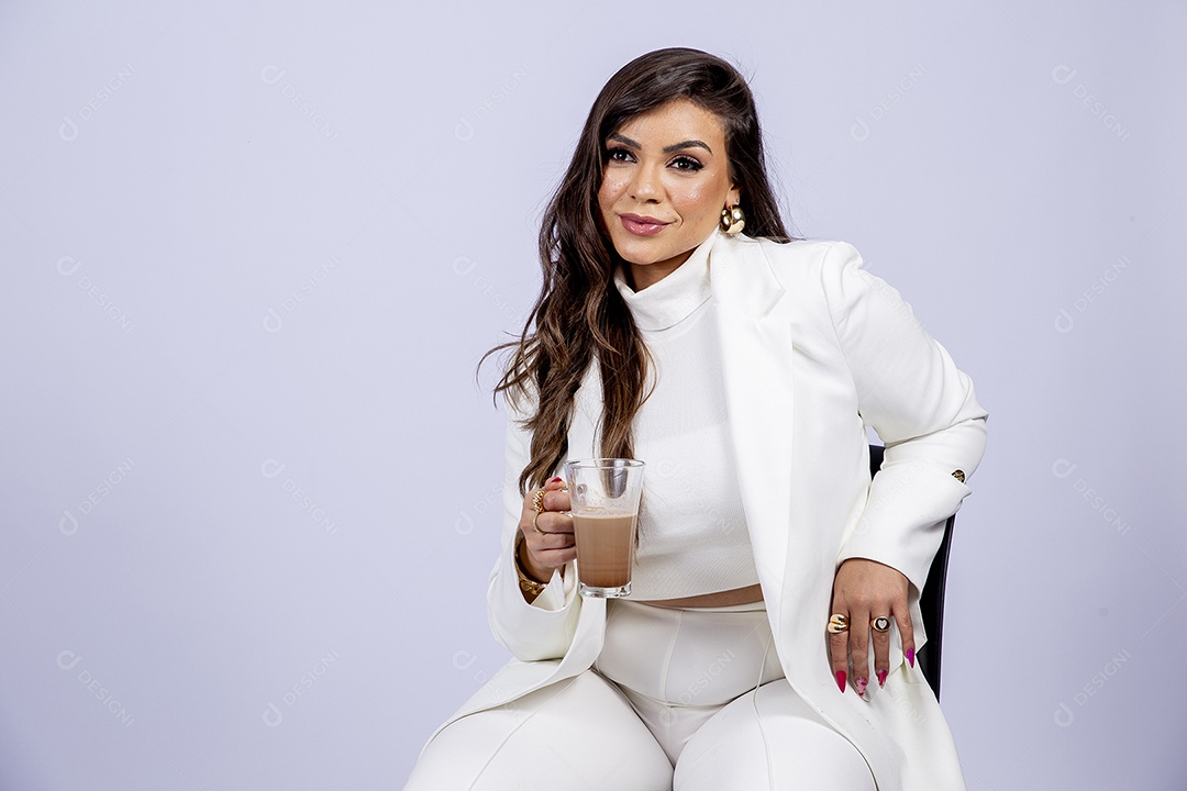 Linda mulher posando para fotos de roupa branca