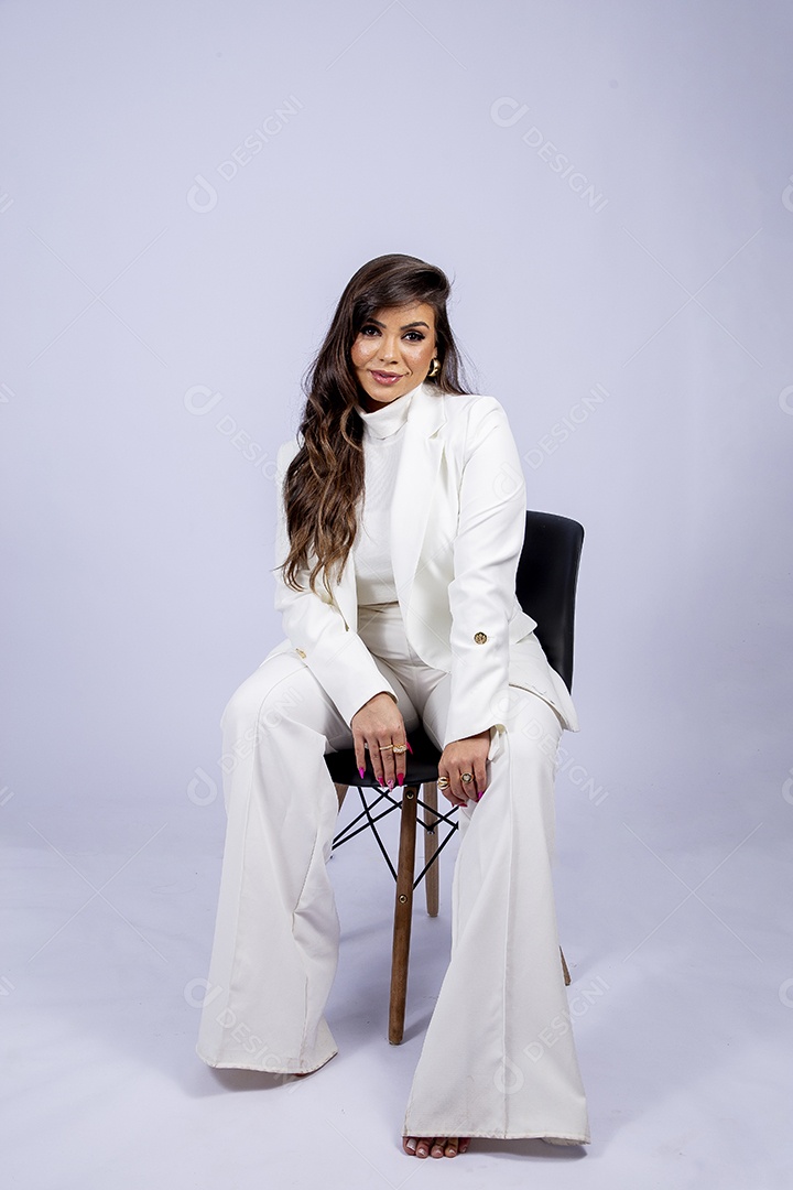 Linda mulher posando para fotos de roupa branca