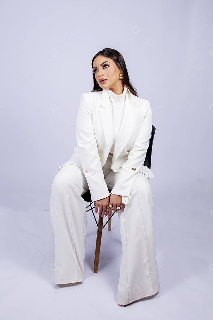 Linda mulher posando para fotos de roupa branca