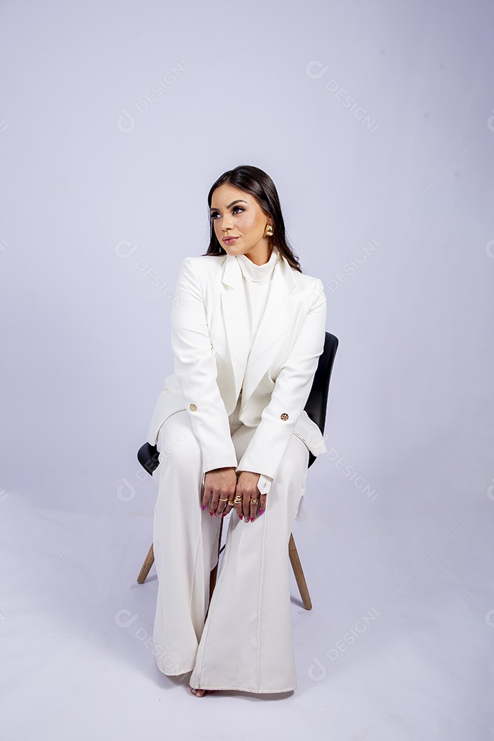 Linda mulher posando para fotos de roupa branca