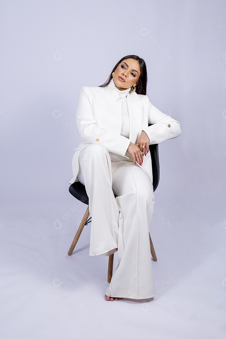 Linda mulher posando para fotos de roupa branca