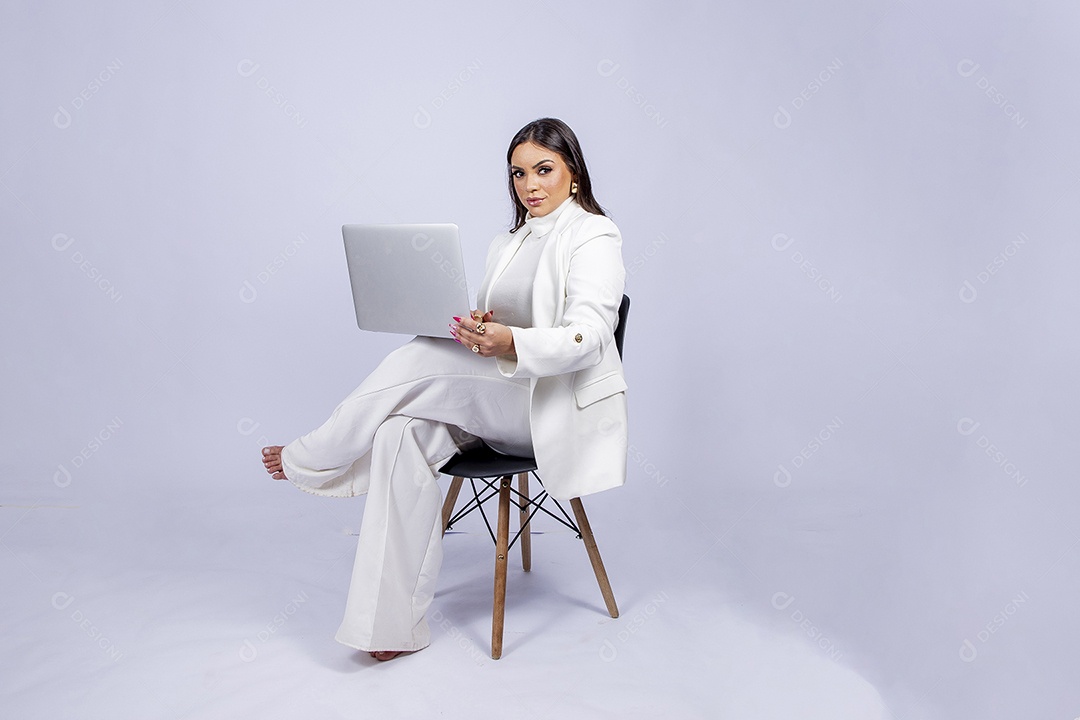 Linda mulher posando para fotos de roupa branca