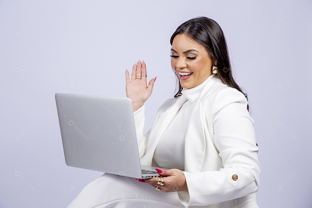 Linda mulher posando para fotos de roupa branca