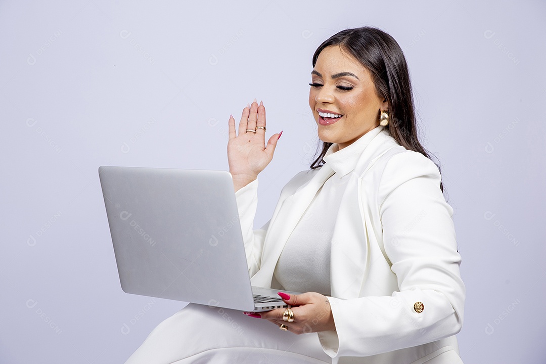 Linda mulher posando para fotos de roupa branca
