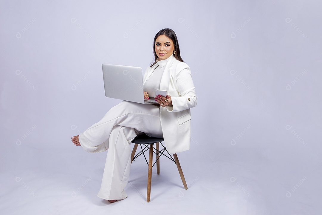 Linda mulher posando para fotos de roupa branca