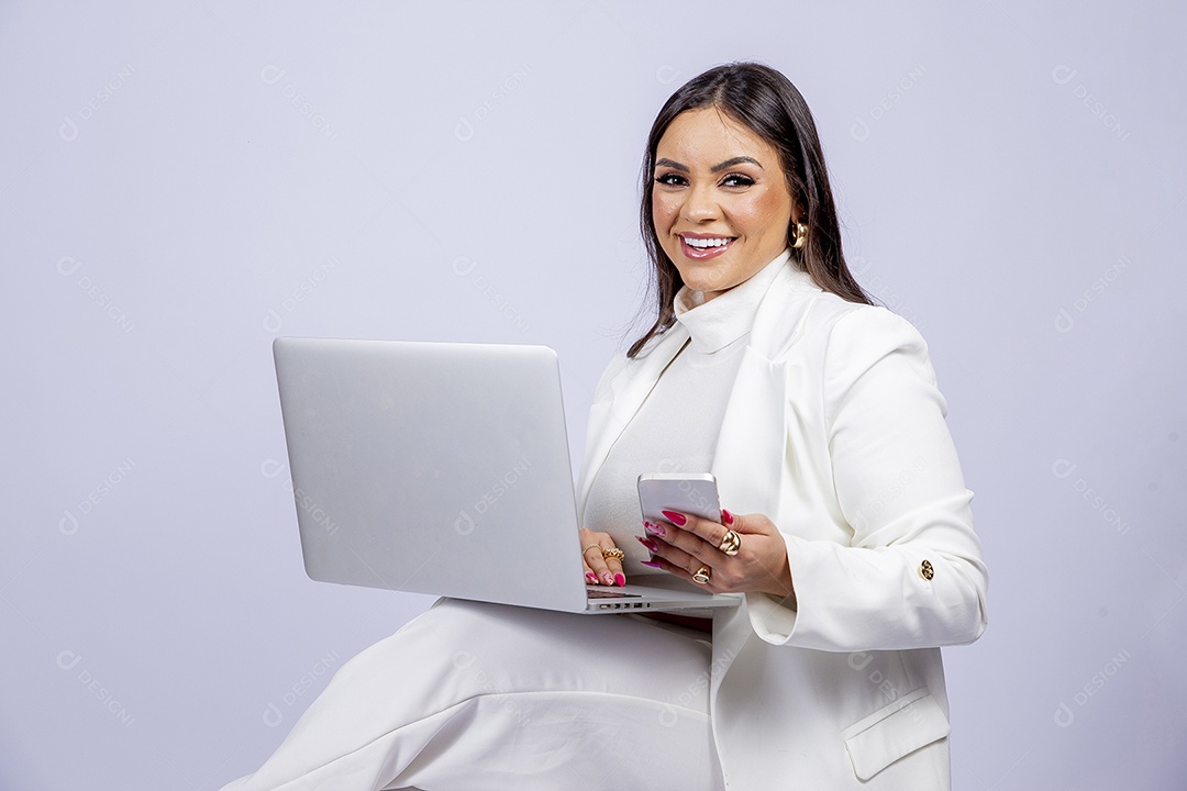 Linda mulher posando para fotos de roupa branca