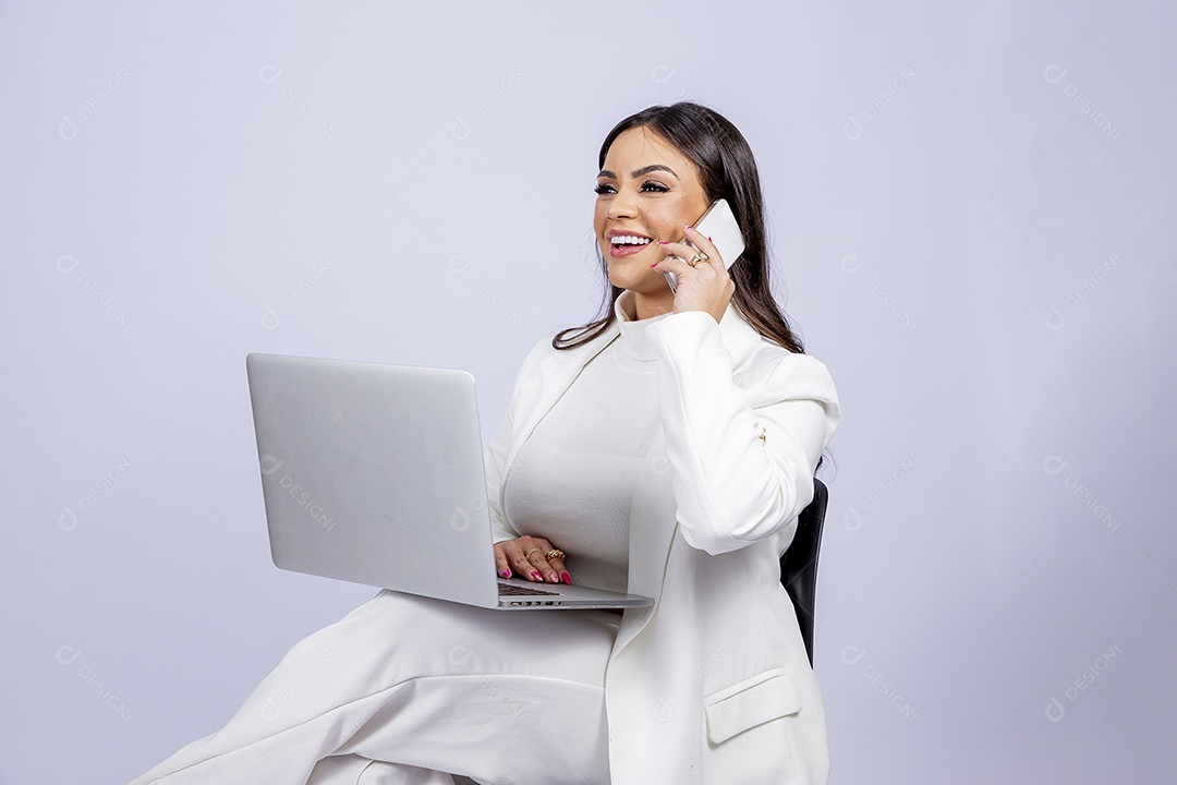 Linda mulher posando para fotos de roupa branca