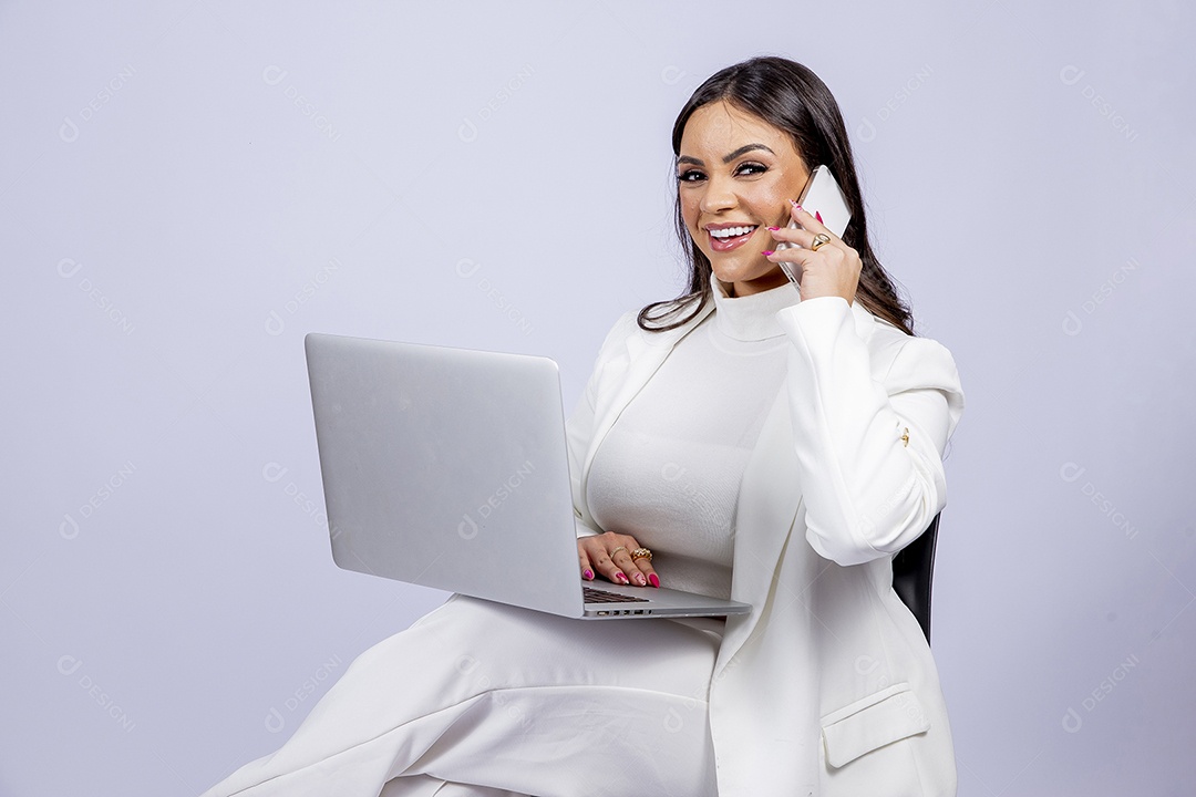 Linda mulher posando para fotos de roupa branca