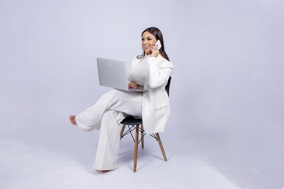 Linda mulher posando para fotos de roupa branca