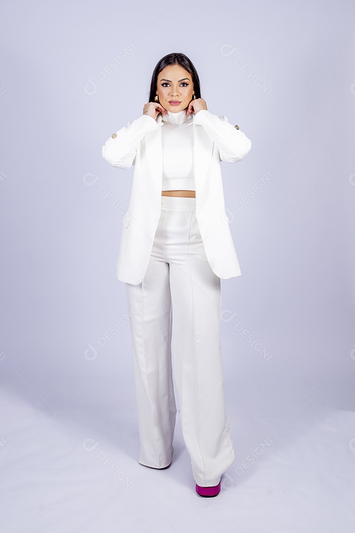 Linda mulher posando para fotos de roupa branca