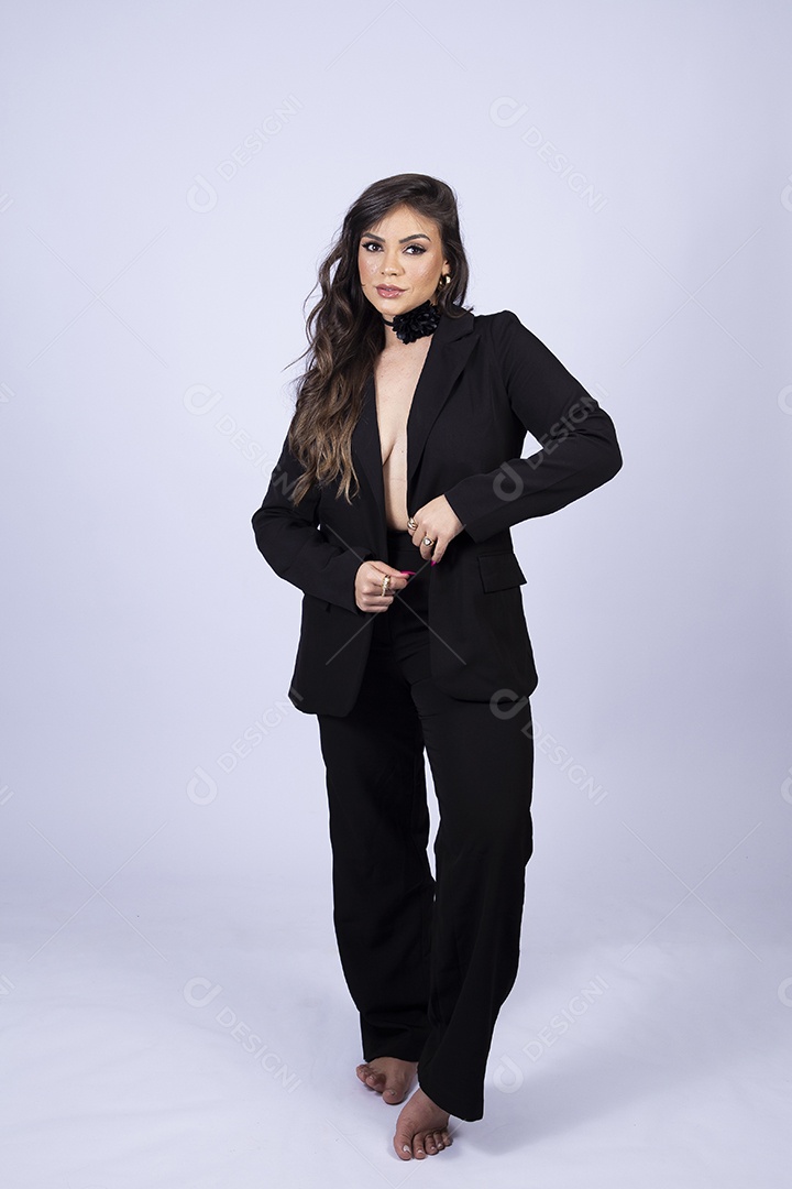 Linda mulher posando para fotos de roupa preta