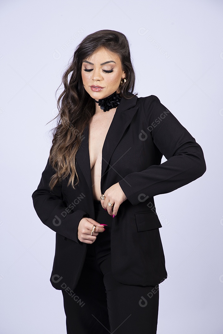 Linda mulher posando para fotos de roupa preta