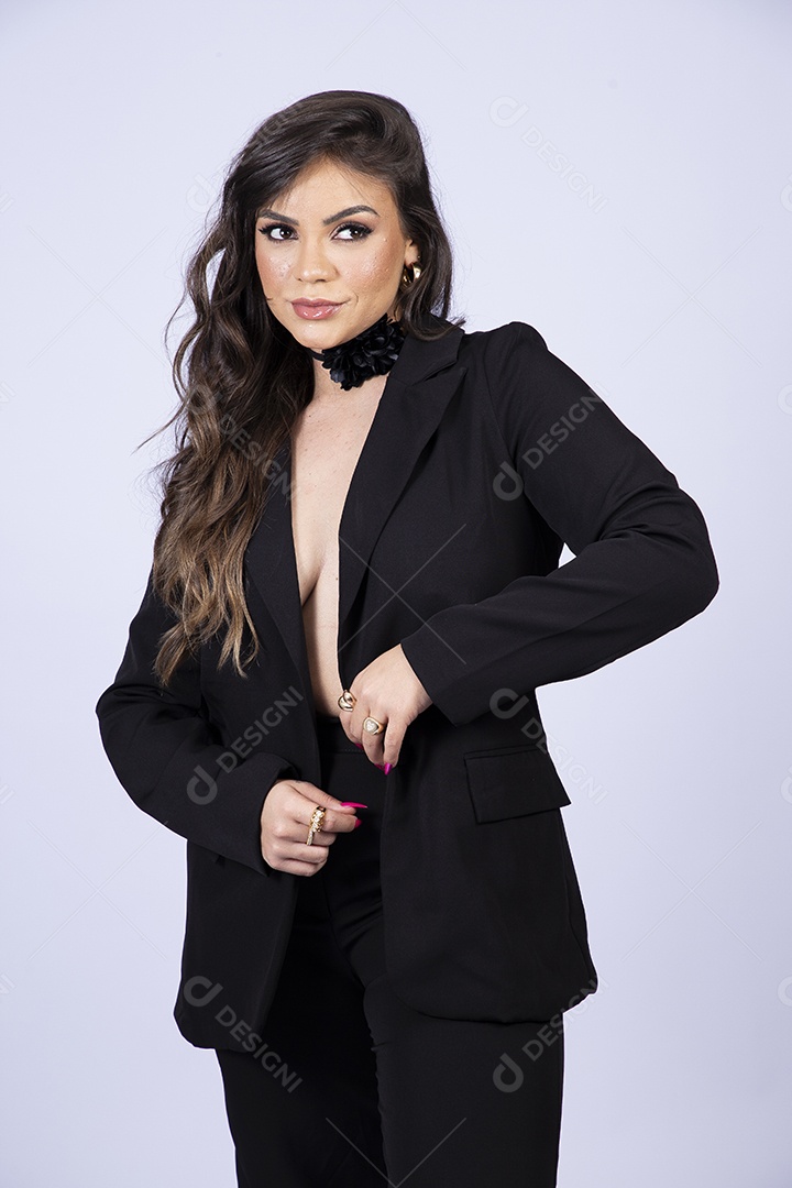 Linda mulher posando para fotos de roupa preta