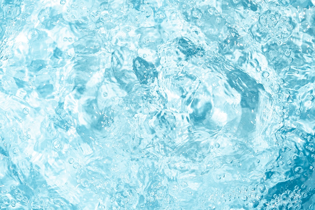 Textura de superfície de água clara azul transparente com ondulações.