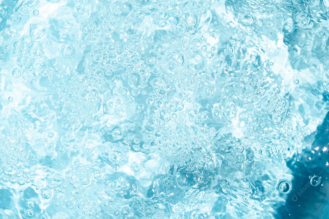 Textura de superfície de água clara azul transparente com ondulações.