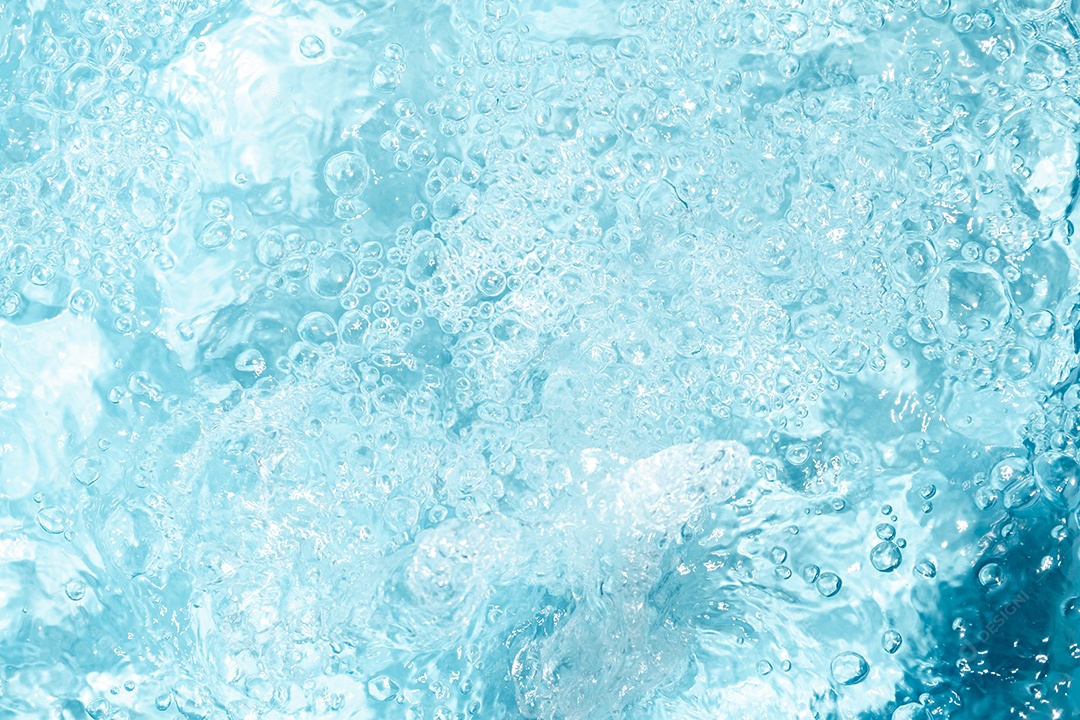 Textura de superfície de água clara azul transparente com ondulações.