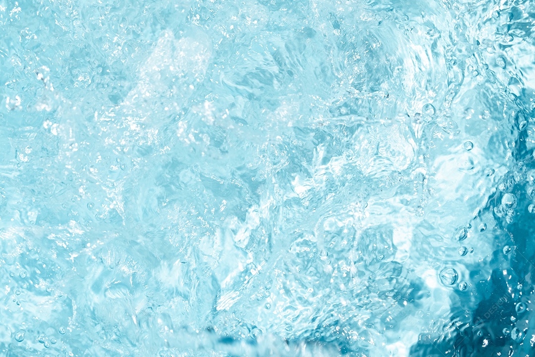 Textura de superfície de água clara azul transparente com ondulações.