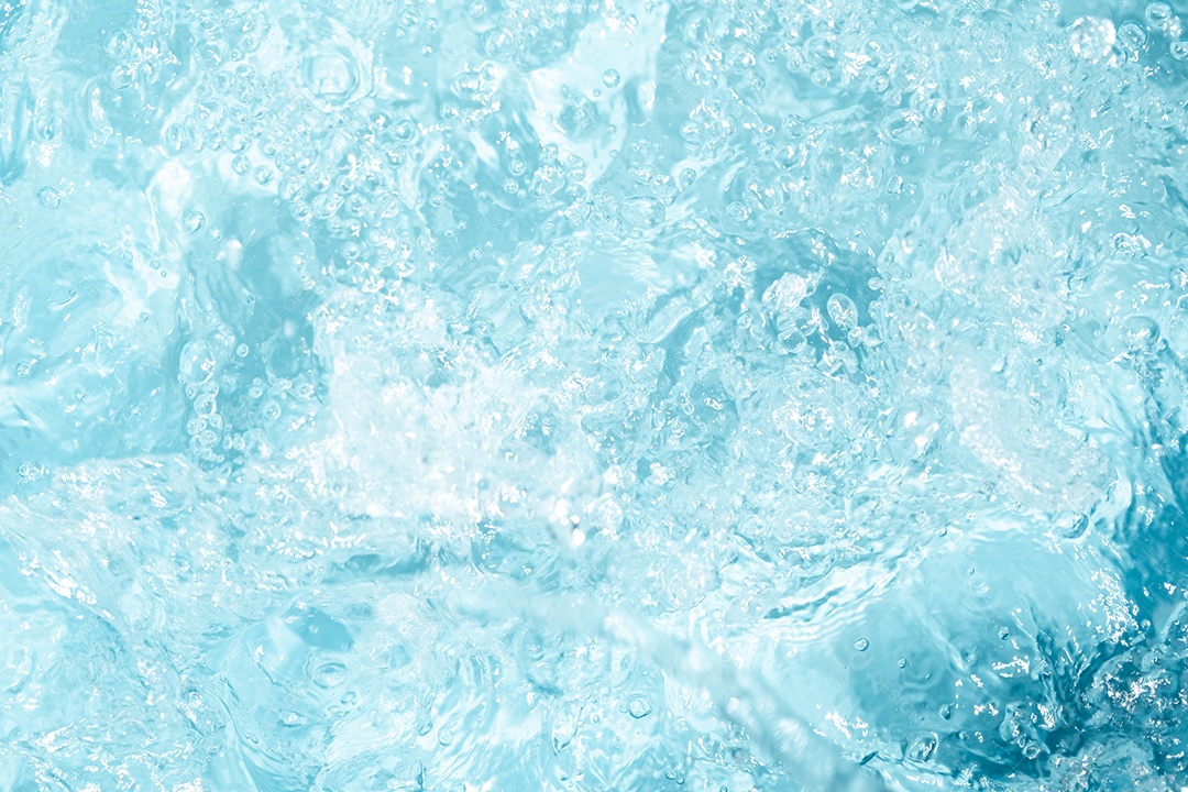 Textura de superfície de água clara azul transparente com ondulações.