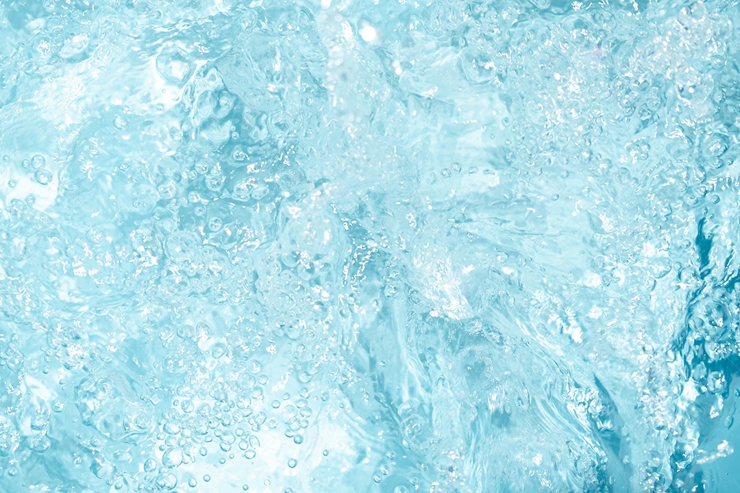 Textura de superfície de água clara azul transparente com ondulações.